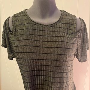 APT 9. Crocodile Green Blouse w/ Cut Out Sleeves | Plus Size L